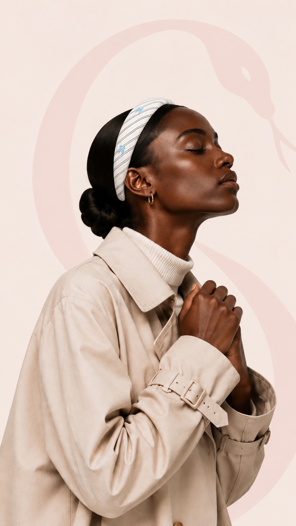 هدبند پهن پارچه‌ای سفید با خطوط راه‌راه مشکی و تزئینات مونوگرام آبی روی پس‌زمینه بژ