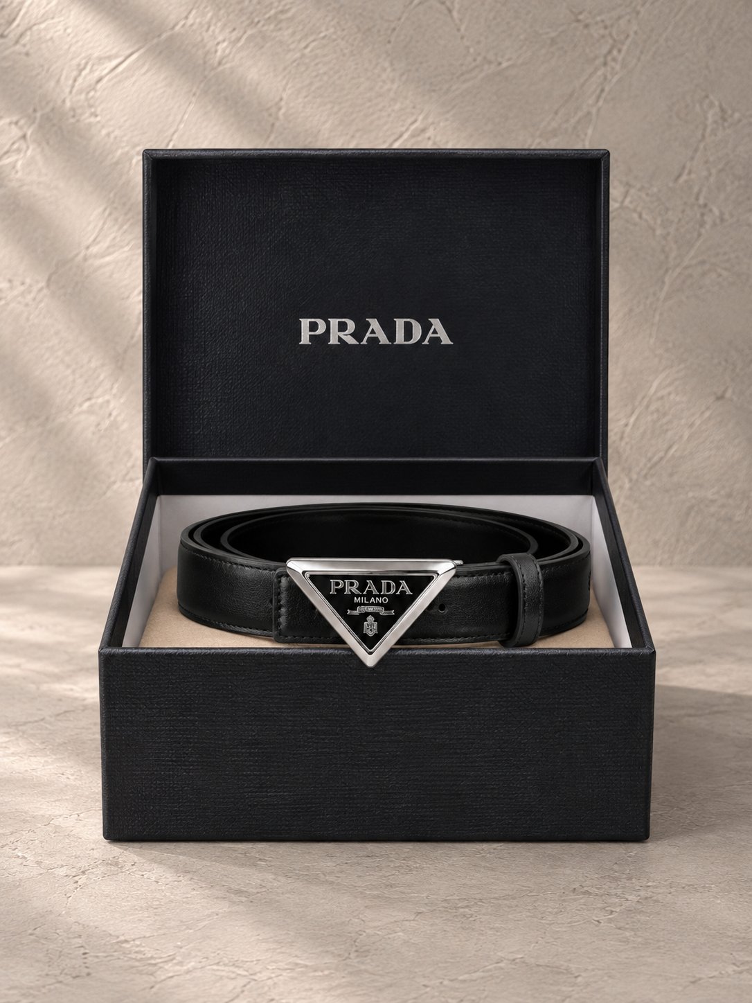 کمربند چرم مشکی پرادا با پلاک فلزی مثلثی در جعبه کادویی لوکس | Prada Saffiano leather belt with triangle logo in black luxury box
