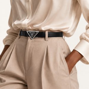 کمربند چرم مشکی پرادا با پلاک فلزی مثلثی در جعبه کادویی لوکس | Prada Saffiano leather belt with triangle logo in black luxury box
