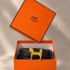 کمربند چرم مشکی مردانه با سگک خاص طرح اسب طلایی داخل جعبه نارنجی لوکس هرمس | Men’s black leather belt with gold-tone horse buckle inside luxury orange Hermès box