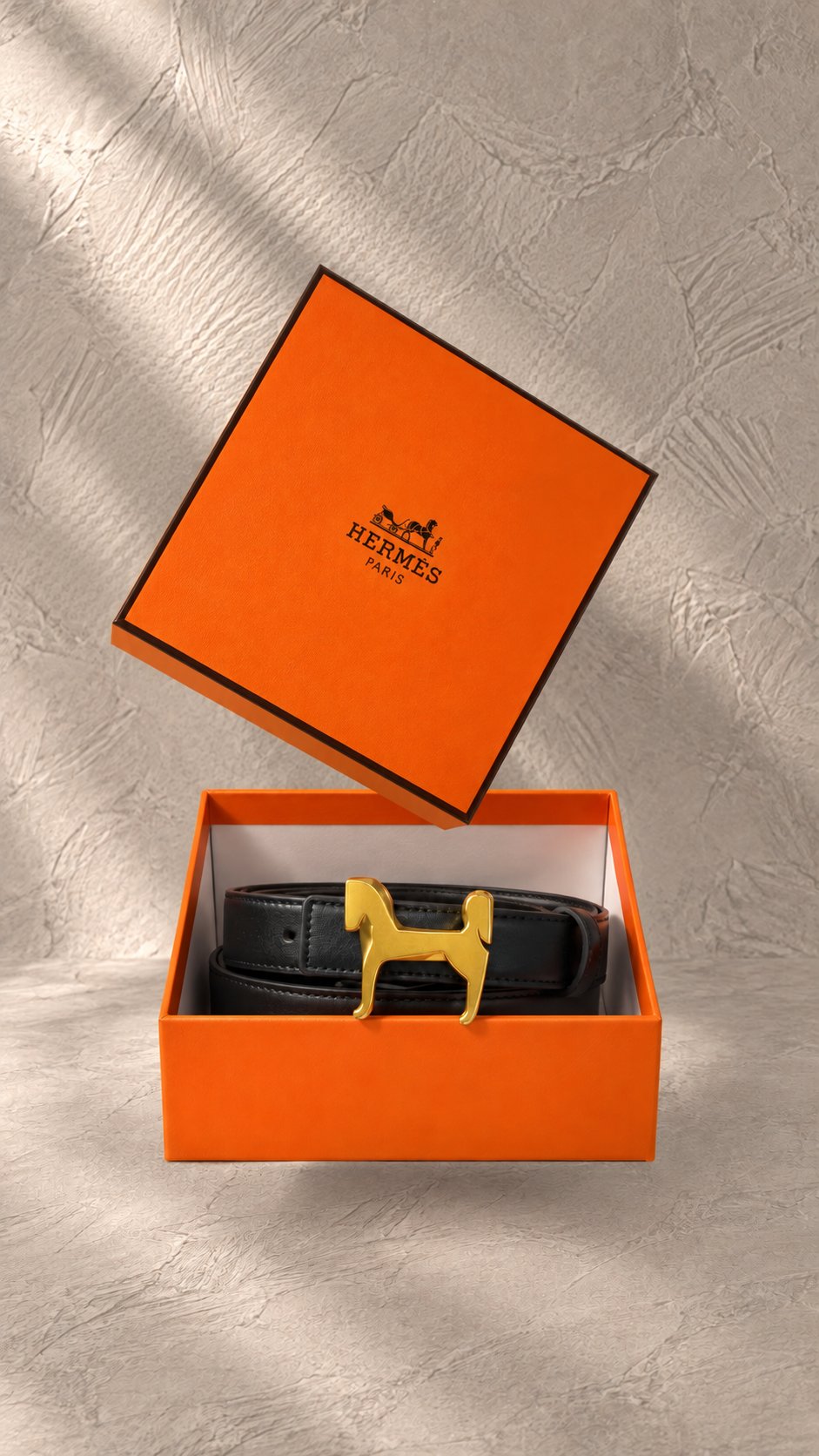 کمربند چرم مشکی مردانه با سگک خاص طرح اسب طلایی داخل جعبه نارنجی لوکس هرمس | Men’s black leather belt with gold-tone horse buckle inside luxury orange Hermès box
