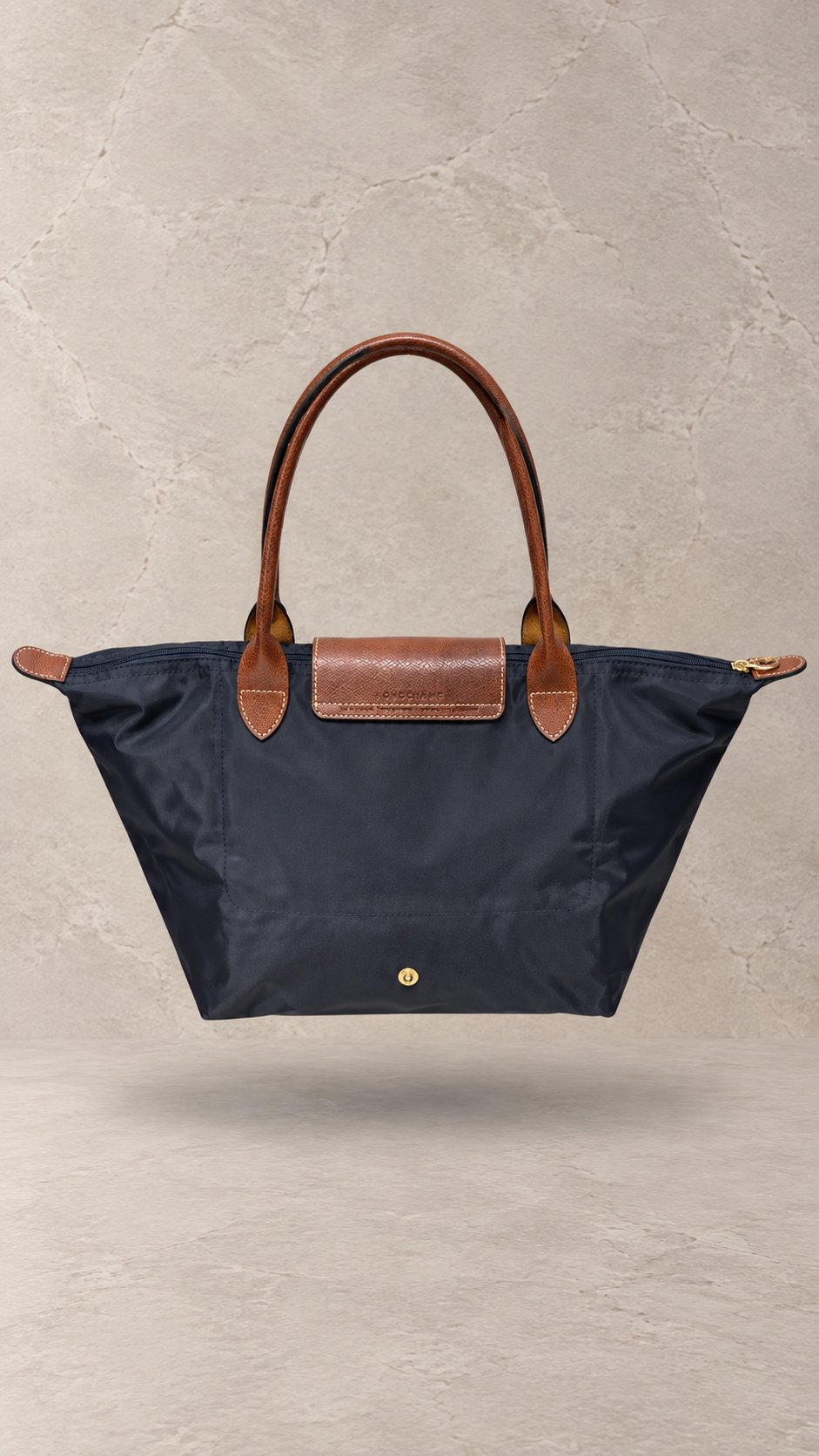 کیف دوشی تاشو زنانه لوشامپ از جنس نایلون با درپوش و بند چرمی با جزئیات یراق طلایی | Floating Longchamp Le Pliage foldable nylon tote bag with brown leather flap, handles, and gold-tone horse medallion zipper pull