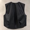 وست تاکتیکال مینیمال با دو جیب پاکتی بزرگ در جلو و زیپ مخفی روی پس‌زمینه بتنی روشن | Minimalist utility cargo vest with dual front flap cargo pockets and covered front closure against concrete background
