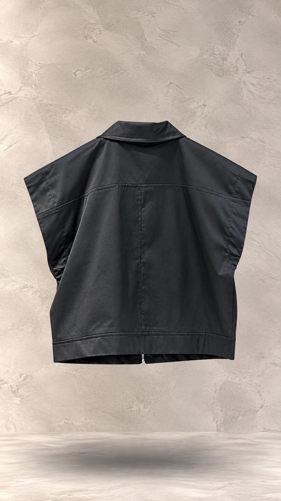 وست مشکی کوتاه بدون آستین پرادا با متریال ری‌نایلون و پلاک لوگوی مثلثی فلزی | Prada black sleeveless cropped Re-Nylon vest jacket with triangle enamel logo plaque