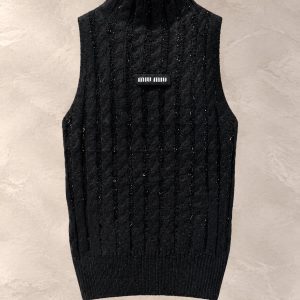 ژیله بافت یقه ایستاده مشکی میو میو با بافت پیچ و پلاک لوگوی سفید روی سینه | Miu Miu Black Cable-Knit Sleeveless Turtleneck Top with Chest Logo Patch