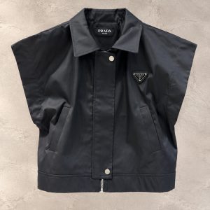 وست مشکی کوتاه بدون آستین پرادا با متریال ری‌نایلون و پلاک لوگوی مثلثی فلزی | Prada black sleeveless cropped Re-Nylon vest jacket with triangle enamel logo plaque