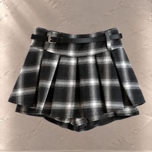 دامن کوتاه زنانه چهارخانه مشکی و سفید طرح پلیسه به همراه کمربند سگک‌دار مشکی | Women’s black and white plaid pleated skirt with an integrated buckle belt