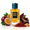عطر زنانه و مردانه مزون کریولی عود ماراکوجا با بطری شیشه‌ای شفاف مینیمال، مایع کهربایی پررنگ غلیظ، لیبل بافت‌دار سفید و درپوش فلزی شیاردار نقره‌ای | Maison Crivelli Oud Maracuja Extrait de Parfum luxury niche bottle with amber juice textured label and engraved metal cap