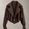 کت کراپ زنانه مدل اورسایز با یقه انگلیسی پهن و برش آزاد آویخته به دیوار | Cropped oversized women blazer with exaggerated notch lapel and drop shoulder silhouette
